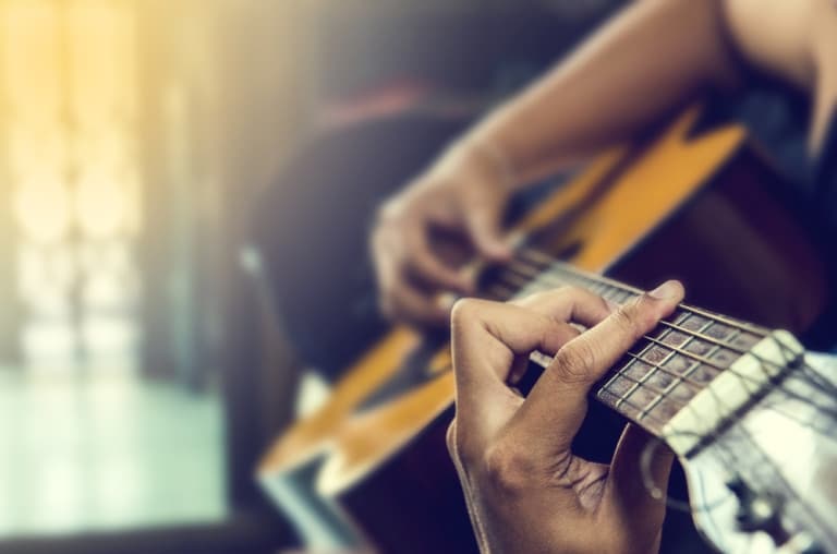 Utiliser de bonnes cordes pour jouer de la guitare