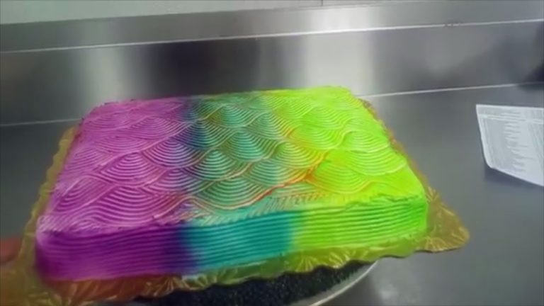 Un gâteau multicolore et illusoire créé par une pâtissière YouTubeuse