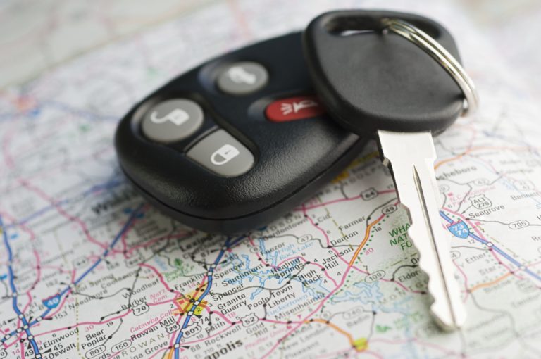 Réussir un voyage en voiture : les essentiels à connaître